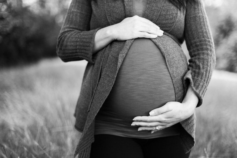 Dlaczego warto nosić pończochy uciskowe w czasie ciąży?